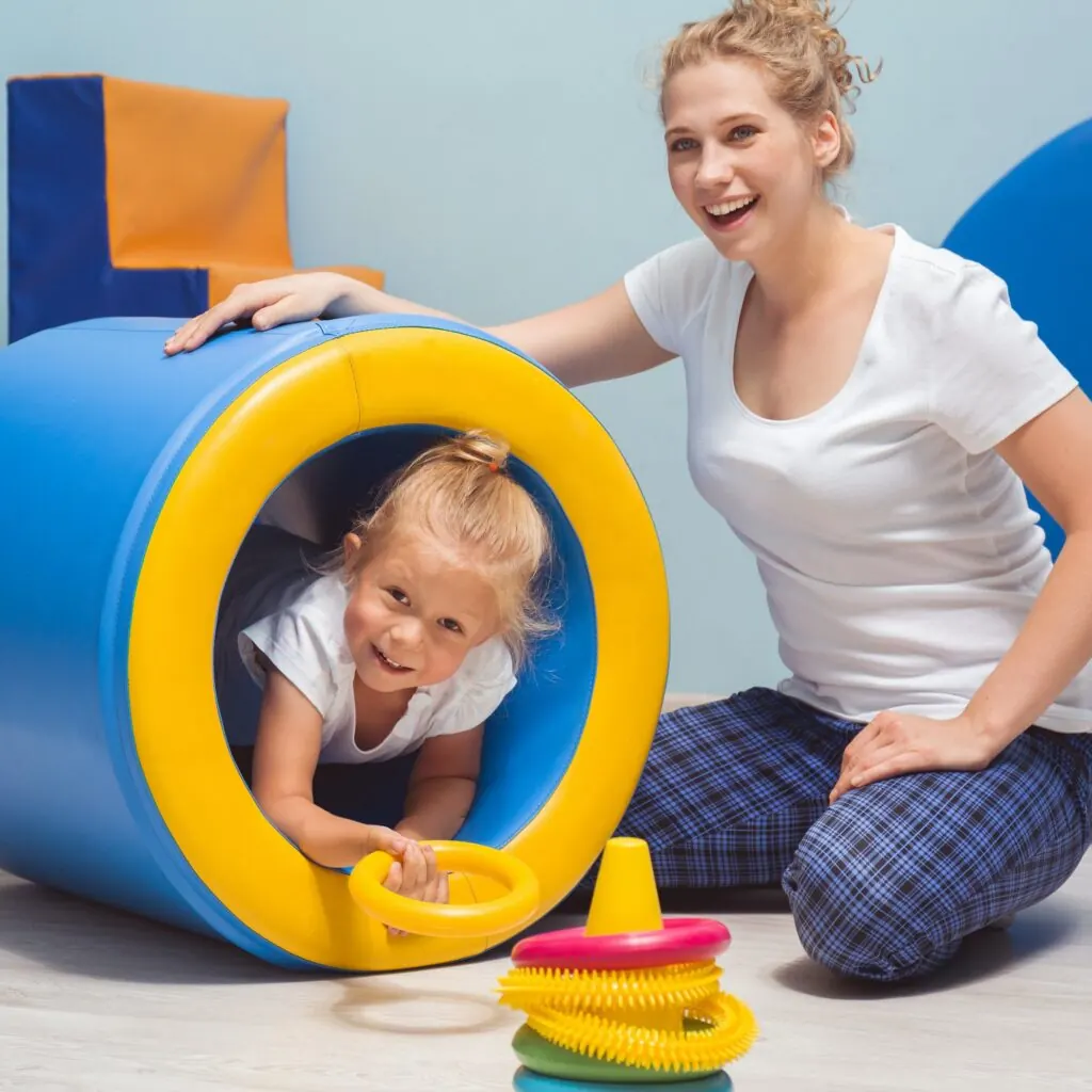 Terapeuta jugando con un niño durante una sesión de terapia