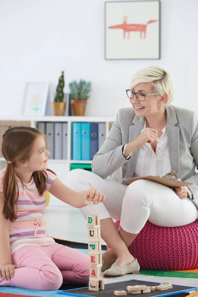 Psicóloga educativa trabajando con una niña