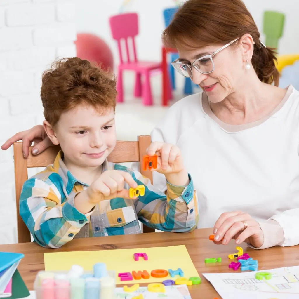 Terapeuta ocupacional con un niño pequeño